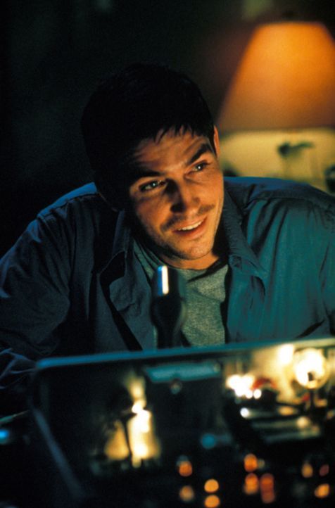 Als John (James Caviezel) bemerkt, wer sein Gesprächspartner ist, warnt er seinen verstorbenen Vater vor dem tödlichen Feuerwehr-Einsatz ... - Bildquelle: Warner Bros.
