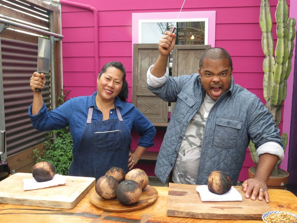 Sophina Uong (l.); Roger Mooking (r.) - Bildquelle: 2017, Television Food Network, G.P. All Rights Reserved.