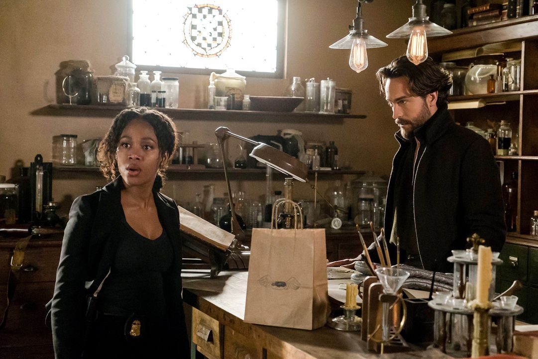 Abbie (Nicole Beharie, l.) und Crane (Tom Mison, r.) werden gezwungen, Entscheidungen zu treffen, die schwere Folgen haben könnten ... - Bildquelle: 2015-2016 Fox and its related entities.  All rights reserved.