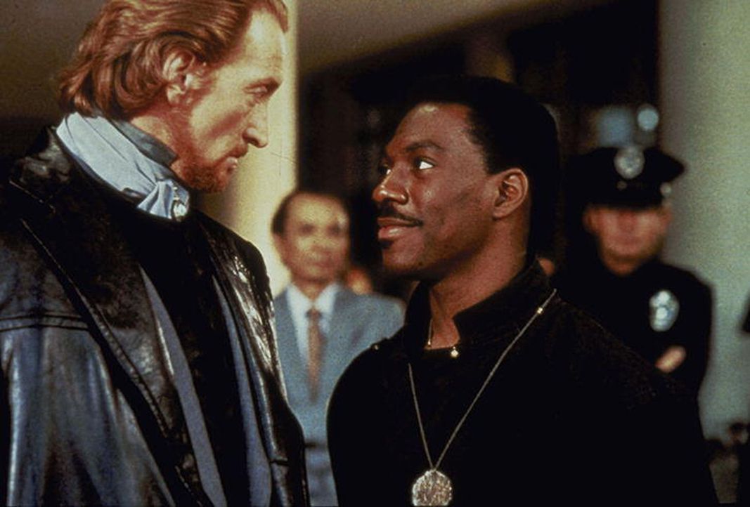 Sardo Numspa (Charles Dance, l.), der Abgesante des Bösen, glaubt mit dem witzelnden Sozialarbeiter Chandler Jarrell (Eddie Murphy, r.) ein leichtes... - Bildquelle: Paramount Pictures