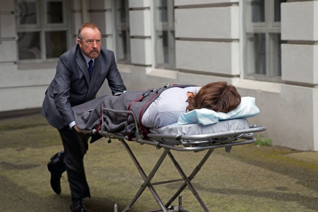 Bobby (Jim Beaver, l.) lebt noch und beeilt sich, Dean und Sam (Jared Padalecki, r.) aus dem tödlichen Krankenhaus herauszuholen, bevor die Leviatha... - Bildquelle: Warner Bros. Television