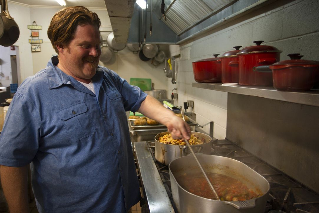 Casey macht auf seiner kulinarischen Reise im "Dooky Chase's Restaurant" in New Orleans Halt, wo er bei der Zubereitung von Leah Chases berühmtem "C... - Bildquelle: 2017,The Travel Channel, L.L.C. All Rights Reserved.