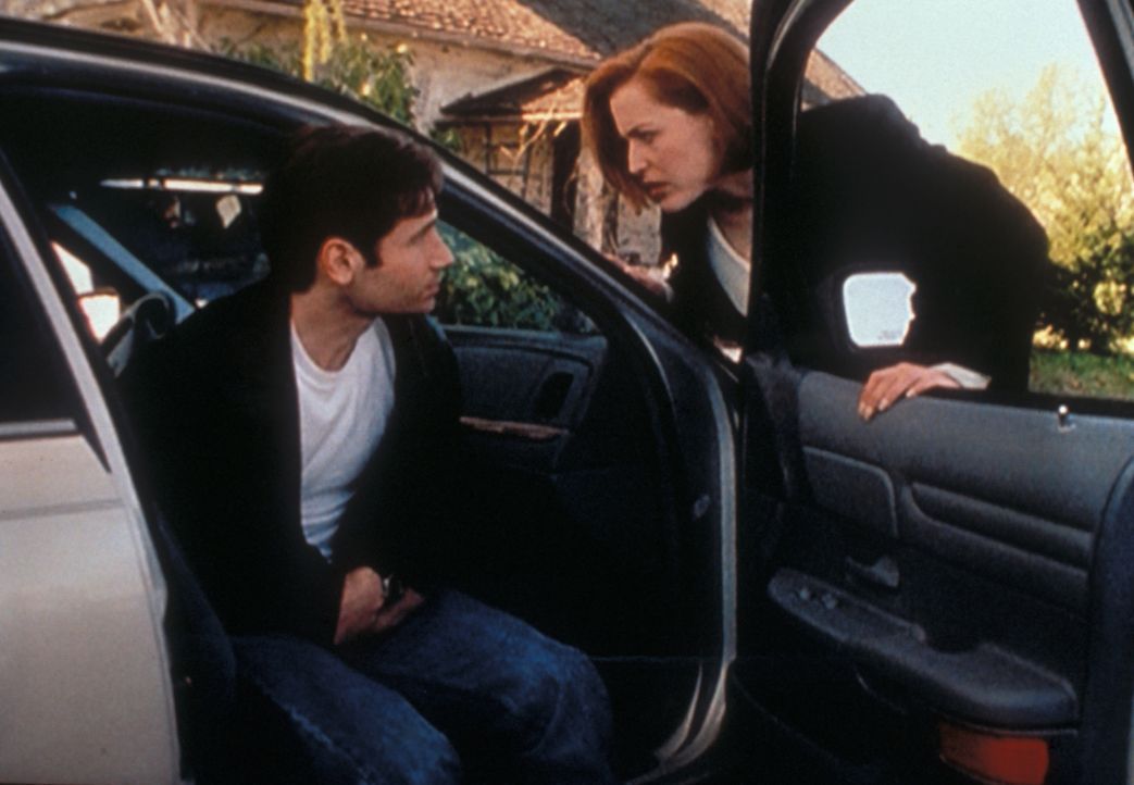 Scully (Gillian Anderson, r.) macht sich große Sorgen um Mulder (David Duchovny, l.), der immer wieder merkwürdige Anfälle hat. - Bildquelle: TM +   2000 Twentieth Century Fox Film Corporation. All Rights Reserved.