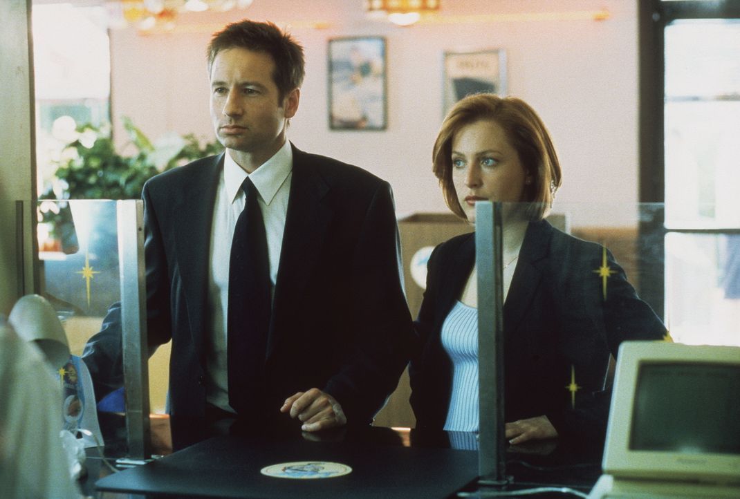 Mulder (David Duchovny, l.) und Scully (Gillian Anderson, r.) ermitteln in einem bizarren Mordfall. Eine Spur führt die FBI-Agenten zu einer Hamburg... - Bildquelle: TM +   2000 Twentieth Century Fox Film Corporation. All Rights Reserved.