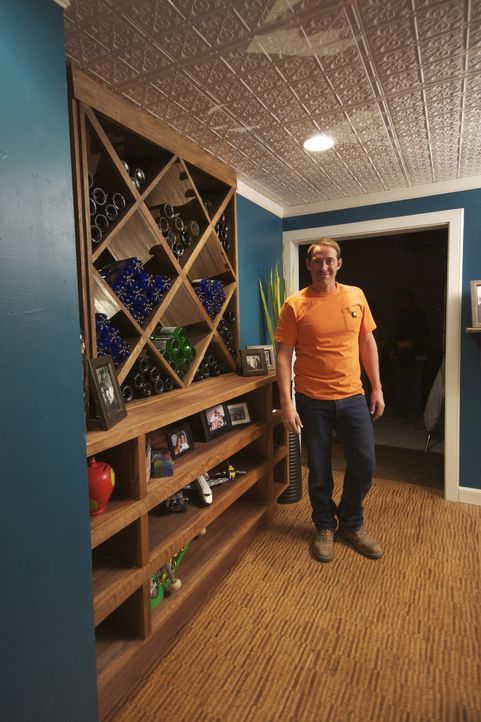 Bauunternehmer Josh Temple sucht Arbeit. Doch wird er im Baumarkt ein Opfer finden, dass ihn sein Haus crashen lässt? - Bildquelle: 2011, DIY Network/Scripps Networks, LLC.  All Rights Reserved
