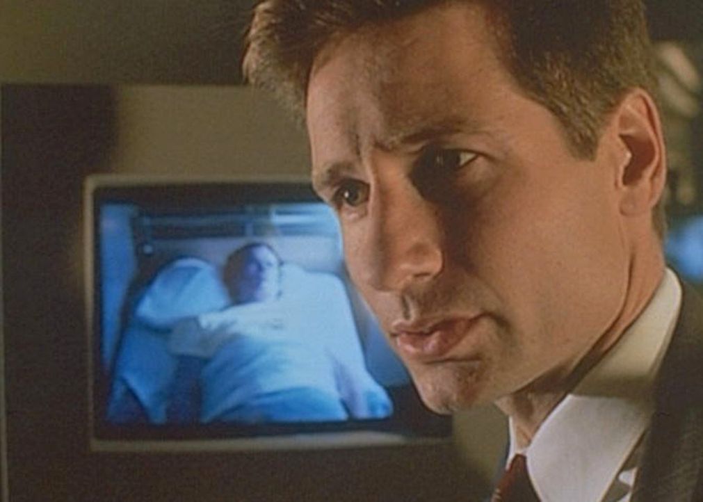 Mulder (David Duchovny) lernt in der Klinik von Dr. Grissom, daß der Schlaf eines Menschen künstlich manipuliert werden kann. - Bildquelle: TM +   Twentieth Century Fox Film Corporation. All Rights Reserved.