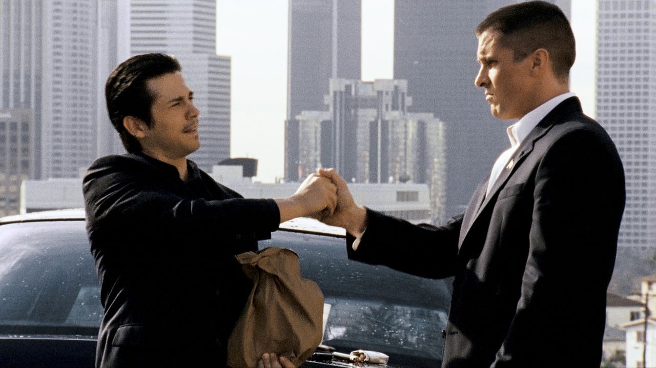 Der Ex-Soldat Jim Davis (Christian Bale, r.) würde gern für die Polizei von L.A. arbeiten, doch sein unkontrollierter Drogenkonsum macht ihm einen S... - Bildquelle: 2007 Splendid Medien AG