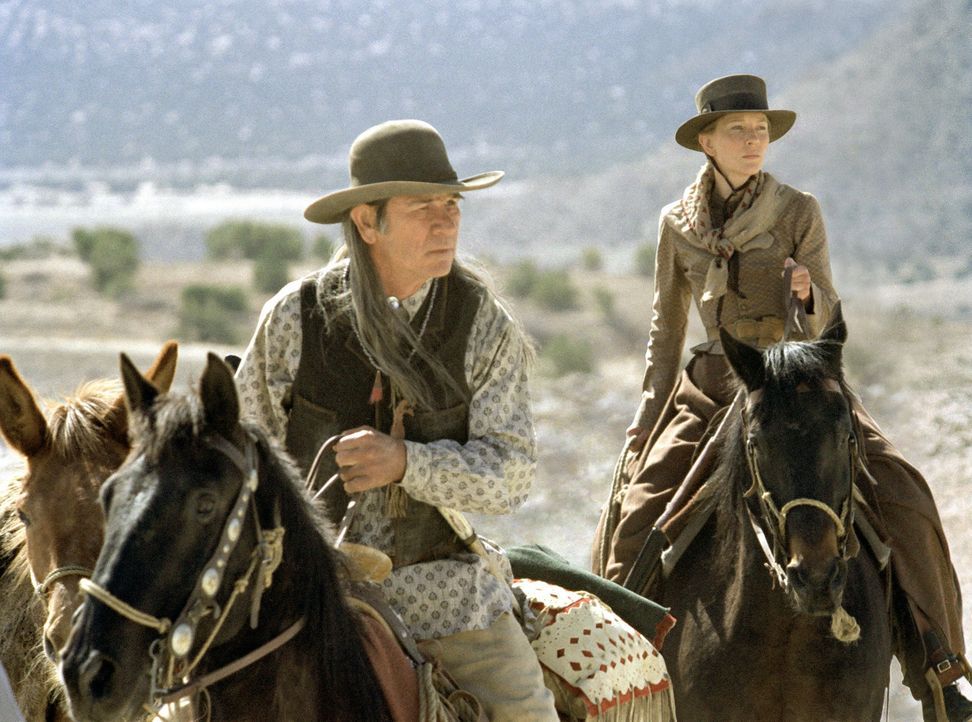 Als Tochter Lilly wird von dem Mädchenhändler Pesh-Chidin entführt wird, gibt es für Maggie (Cate Blanchett, r.) nur eine Möglichkeit, sie zu befrei... - Bildquelle: 2004 Sony Pictures Television International. All Rights Reserved.