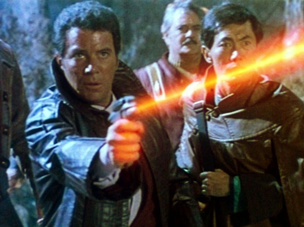 Kirk (William Shatner, l.), Scotty (James Doohan, M.) und Sulu (George Takei, r.) gelingt es, den Klingonen-Kommandanten zu überlisten. - Bildquelle: Paramount Pictures