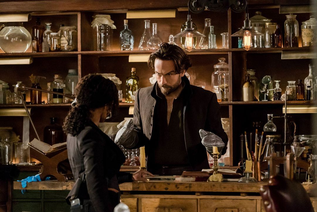 Erkennen Abbie (Nicole Beharie, l.) und Crane (Tom Mison, r.) den wahren Grund für ihr Dasein als Zeugen? - Bildquelle: 2015-2016 Fox and its related entities.  All rights reserved.