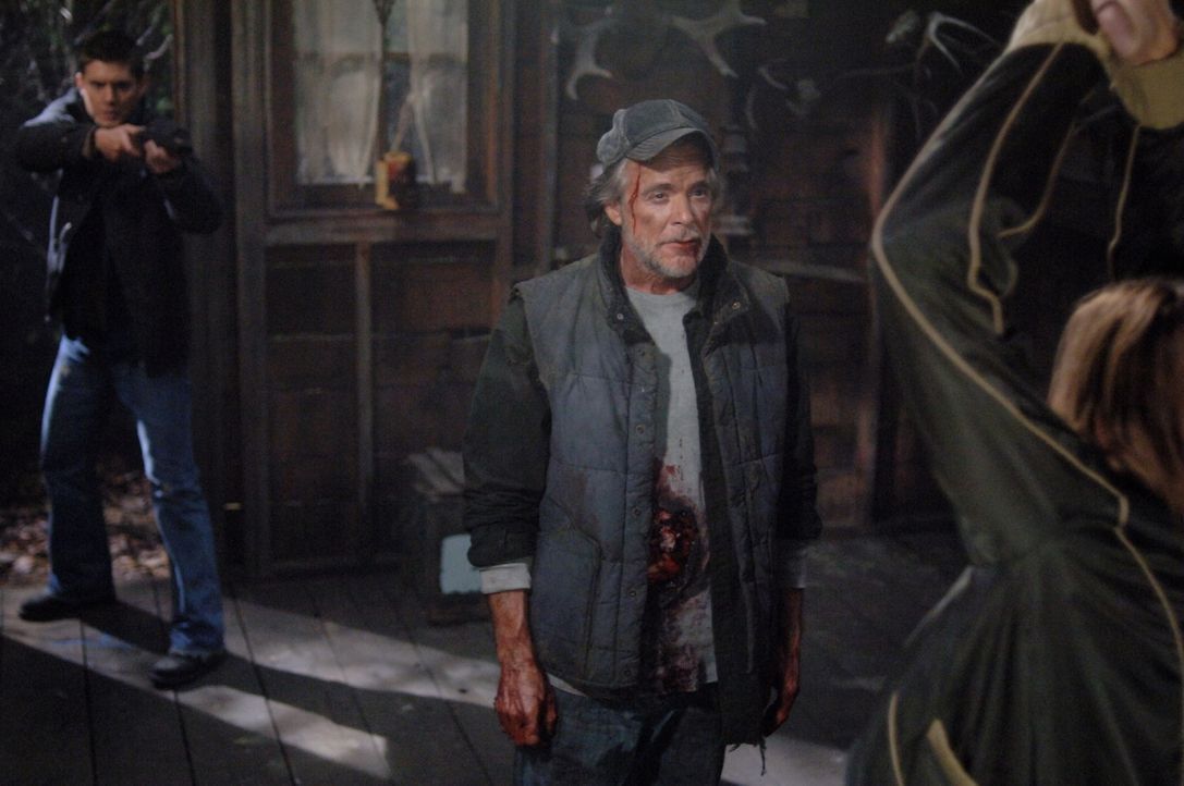 Sam und Dean Winchester (Jensen Ackles, l.) heften sich dem mysteriösen Farmer (Winston Rekert, r.) an die Fersen. Doch können sie herausfinden, was... - Bildquelle: Warner Bros. Television
