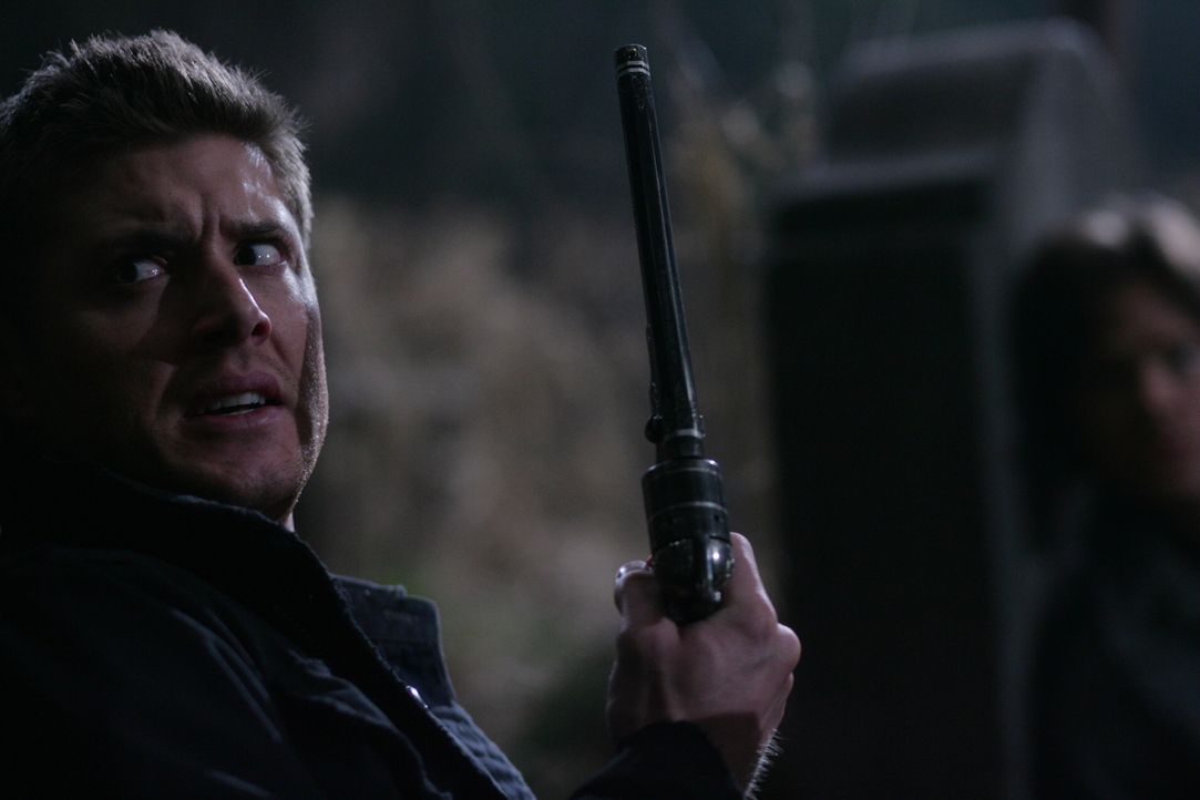 Die Jagd auf die bösen Dämonen geht weiter: Dean (Jensen Ackles, l.) und Sam (Jared Padalecki, r.) ... - Bildquelle: Warner Bros. Television