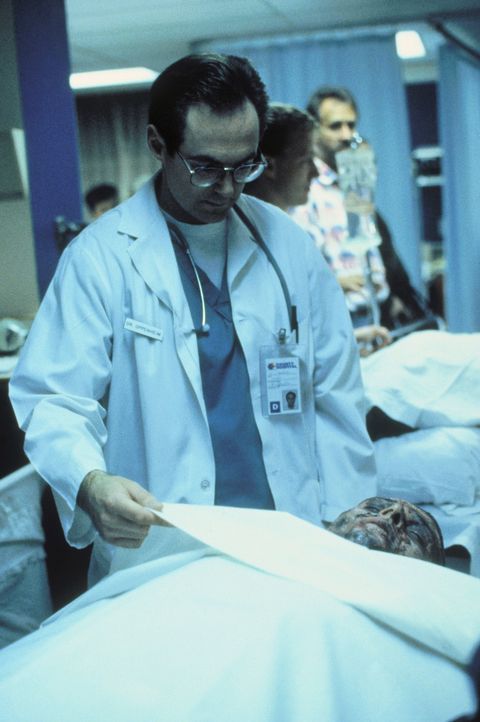 Nachdem Scully und Mulder ihm einen Besuch abgestattet haben, nimmt der Mediziner die Verbrennungsopfer genauestens unter die Lupe. - Bildquelle: TM +   Twentieth Century Fox Film Corporation. All Rights Reserved.