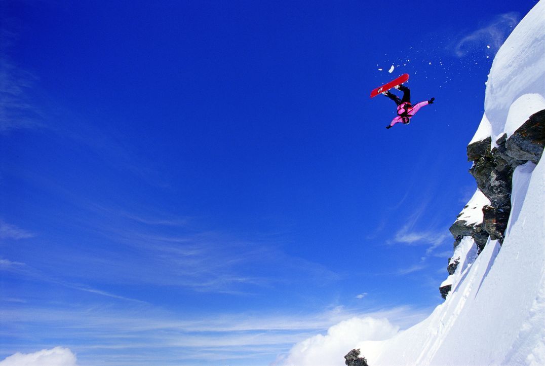 Als der serbische Kriegsverbrecher Pavle die Sportler entdeckt, beginnt für die Snowboarderin Kittie (Jana Pallaske) und ihre Freunde eine halsbrech... - Bildquelle: TM & Copyright   2002 by Paramount Pictures. All Rights Reserved.