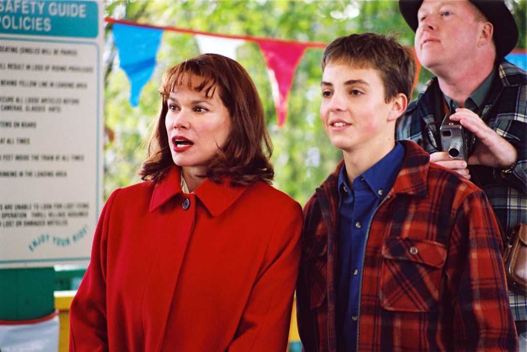 Als Jean Parker (Barbara Hershey, l.) mit ihrem Sohn Alan (Jeffrey Ballard, r.) in einem Freizeitpark mit der Achterbahn fahren will, gerät der Ausf... - Bildquelle: ApolloMedia