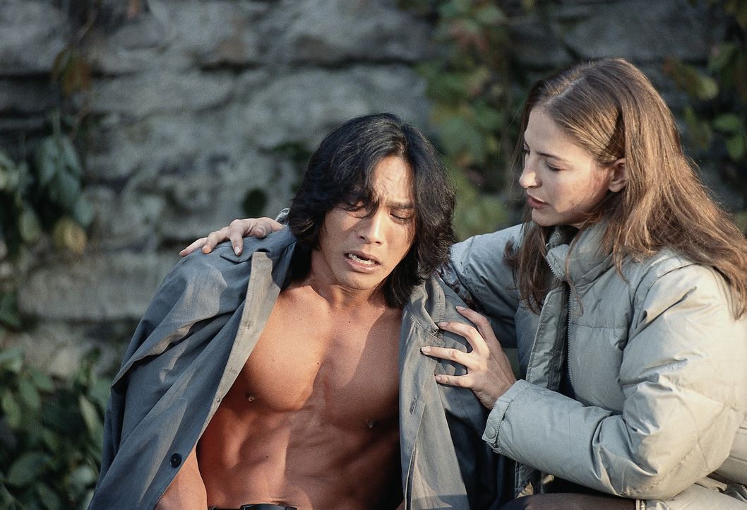Überraschend erhält Pater Uffizi (Jason Scott Lee, l.) Unterstützung in seinem Kampf gegen Dracula: Die mutige Reporterin Julia (Alexandra Wescourt,... - Bildquelle: Buena Vista Home Entertainment, Inc. All rights reserved