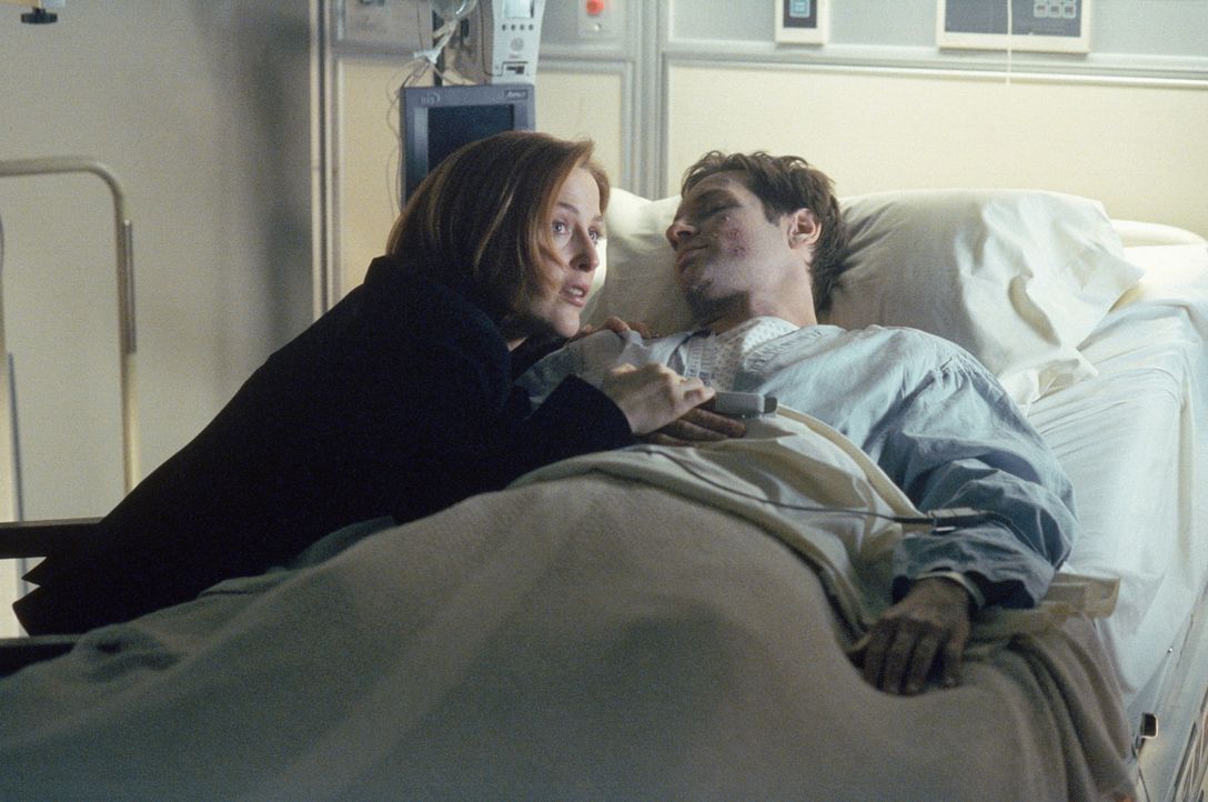 Scully (Gillian Anderson, l.) sitzt am Krankenbett von Mulder (David Duchovny, r.) und hofft, dass er das Bewusstsein wiedererlangt. - Bildquelle: TM +   2000 Twentieth Century Fox Film Corporation. All Rights Reserved.