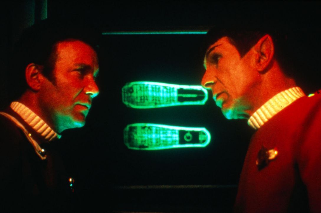 Kirk (William Shatner, l.) und Spock (Leonard Nimoy, r.) beratschlagen, wie dem Khan Einhalt geboten werden kann... - Bildquelle: Paramount Pictures