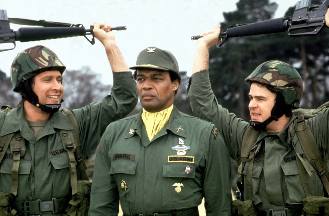 Der knallharte Haudegen Colonel Rhombus (Bernie Casey, M.) nimmt die beiden Einfaltspinsel Emmett (Chevy Chase, l.) und Austin (Dan Aykroyd, r.) ohn... - Bildquelle: Warner Bros.