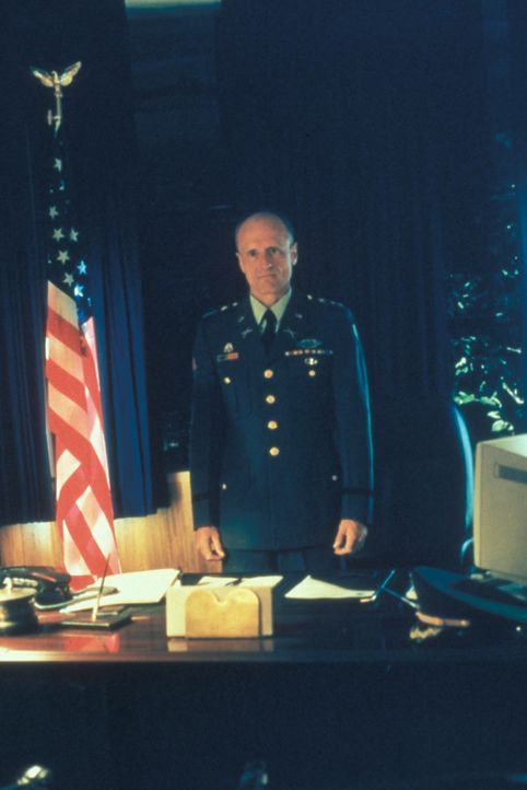 4)	General Callahan (Thomas Kopache) versucht Mulder und Scully gegenüber, den Eindruck zu erwecken, dass eine geheimnisvolle Selbstmordserie in sei... - Bildquelle: TM +   Twentieth Century Fox Film Corporation. All Rights Reserved.