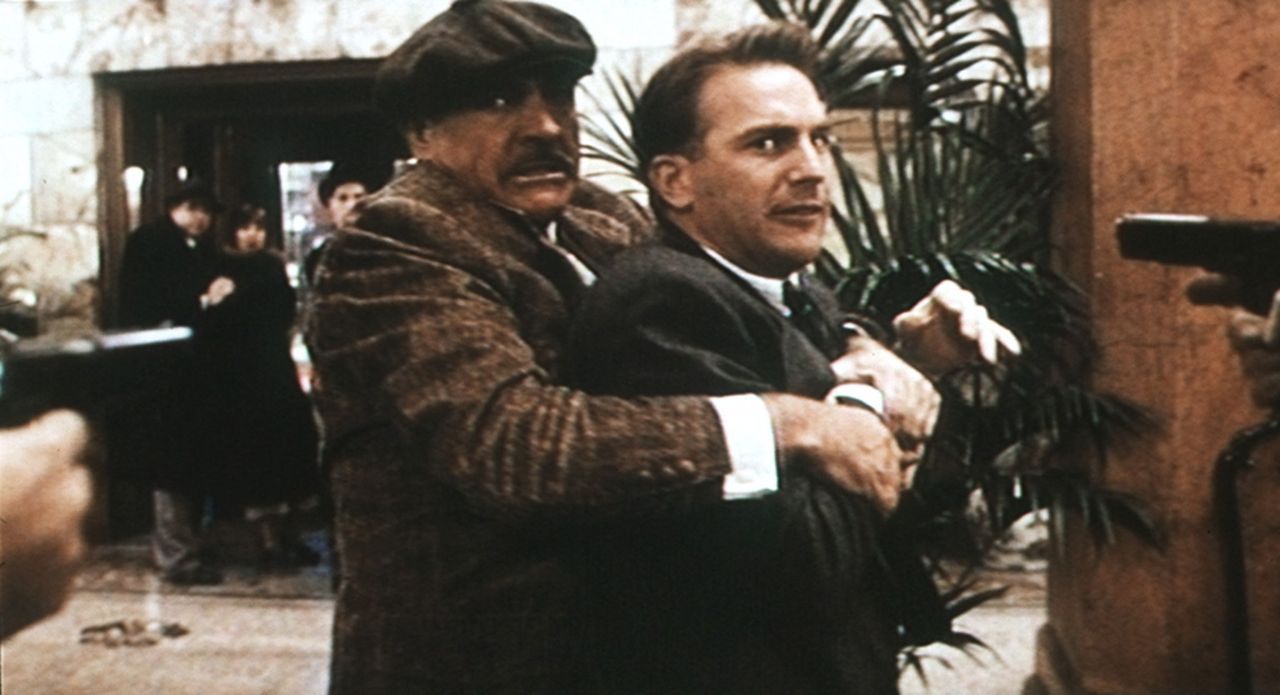 Um den Gangsterboss Al Capone unschädlich machen zu können, müssen Eliot Ness (Kevin Costner, r.) und Jim Malone (Sean Connery, l.) ganz tief in... - Bildquelle: Paramount Pictures