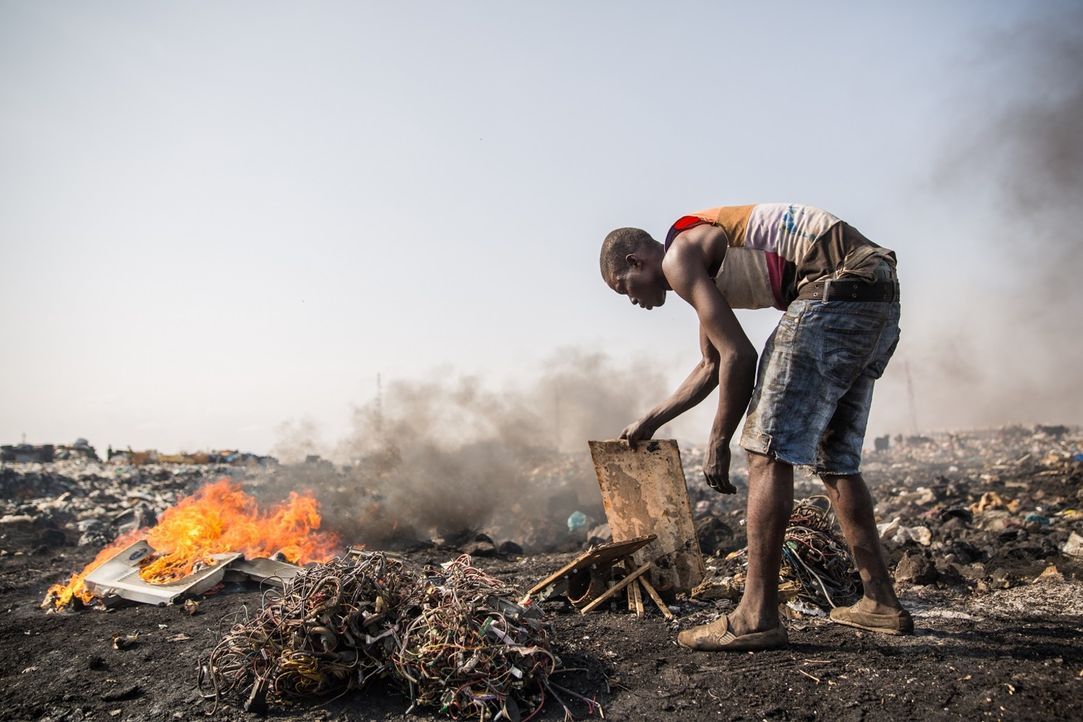 Reporter Oliver Plöger blickt hinter die Kulissen der Elektroschrottdeponie von Agbogbloshie in Ghana, auf und vor der knapp 50.000 Menschen leben -... - Bildquelle: ProSieben MAXX