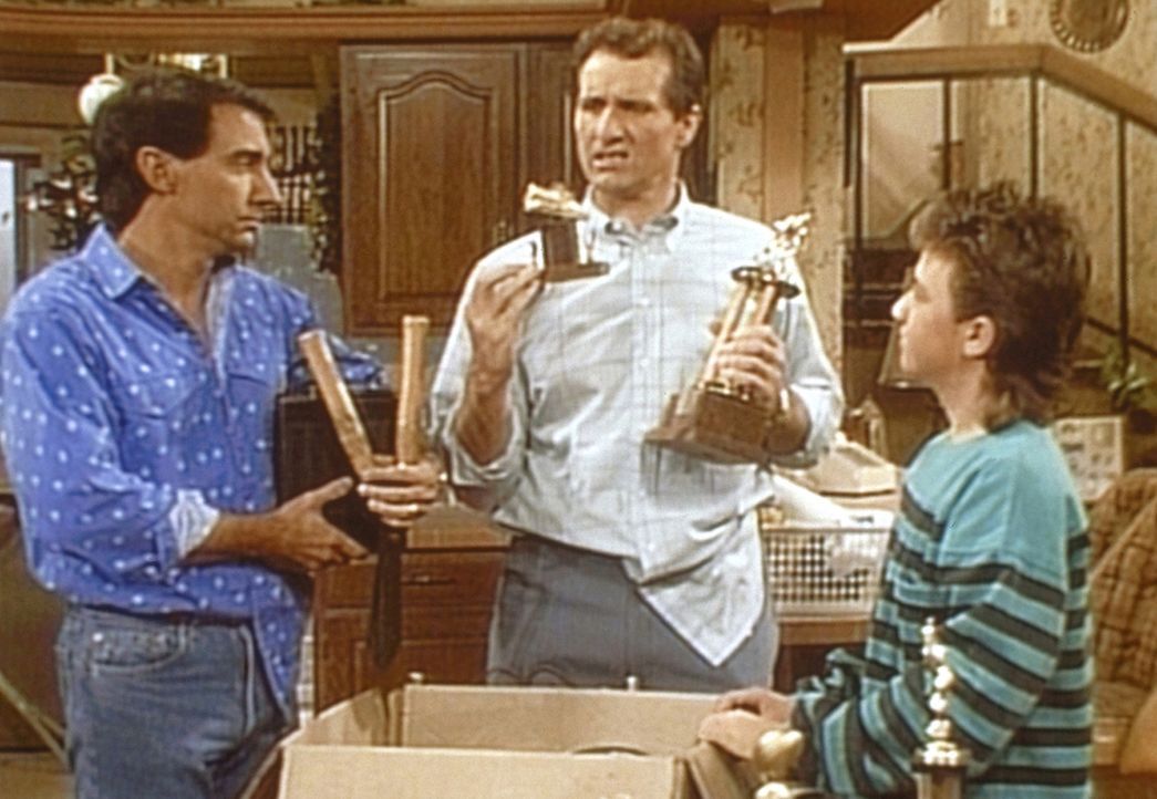 Al (Ed O'Neill, M.) präsentiert Steve (David Garrison, l.) und Bud (David Faustino) Erinnerungsstücke, die er auf dem Speicher gefunden hat. - Bildquelle: Sony Pictures Television International. All Rights Reserved.