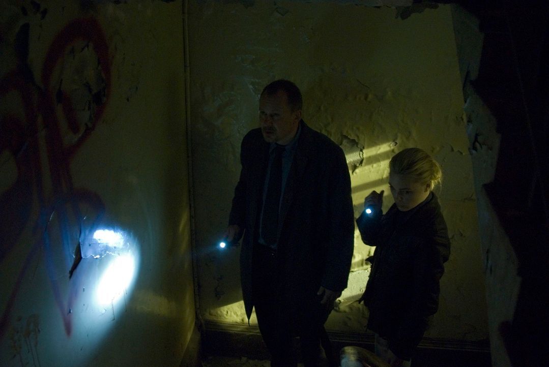 Den Detektiven Helen Westcott (Melissa George, r.) und Eddie Argo (Stellan Skarsgard, l.) bietet sich ein Bild des Grauens, als sie mehrere verstümm... - Bildquelle: Nick Wall Square One Entertainment GmbH & Co.KG