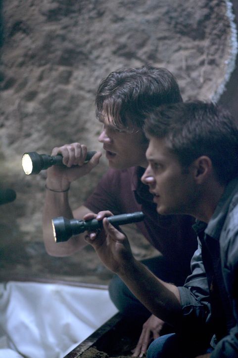 Sam (Jared Padalecki, l.) und Dean (Jensen Ackles, r.) machen in der Nähe des Grabes ihrer Mutter eine erstaunliche Entdeckung ... - Bildquelle: Warner Bros. Television