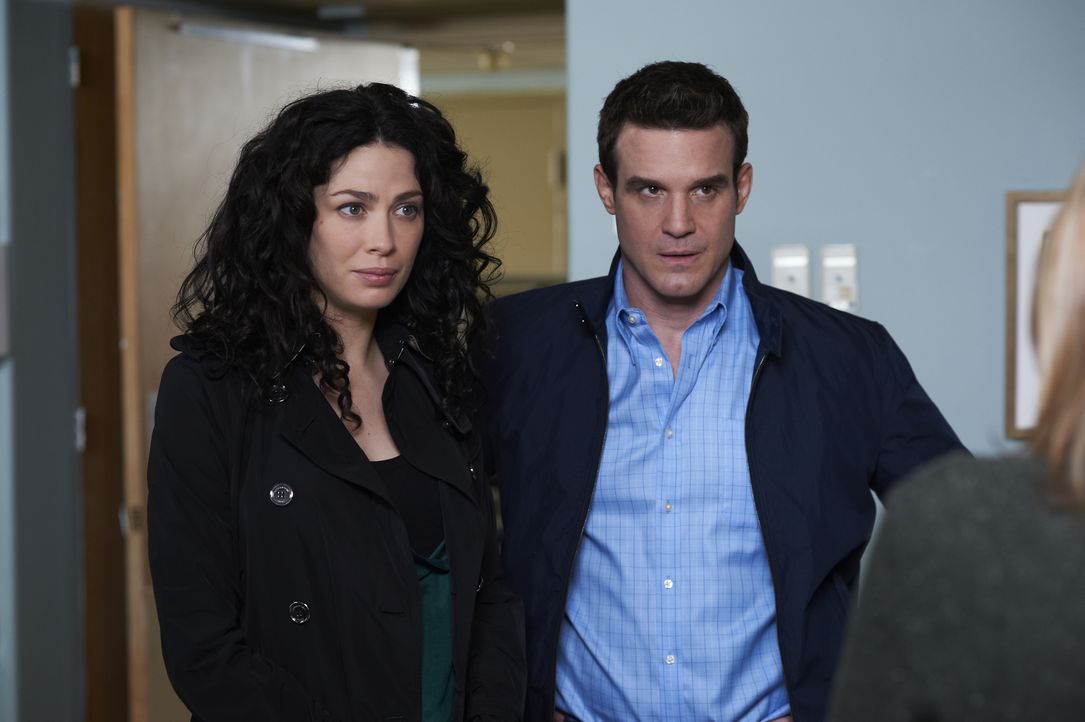Myka Bering (Joanne Kelly, l.); Pete Lattimer (Eddie McClintock, r.) - Bildquelle: Ken Woroner 2012 Universal Network Television LLC. ALL RIGHTS RESERVED. / Ken Woroner