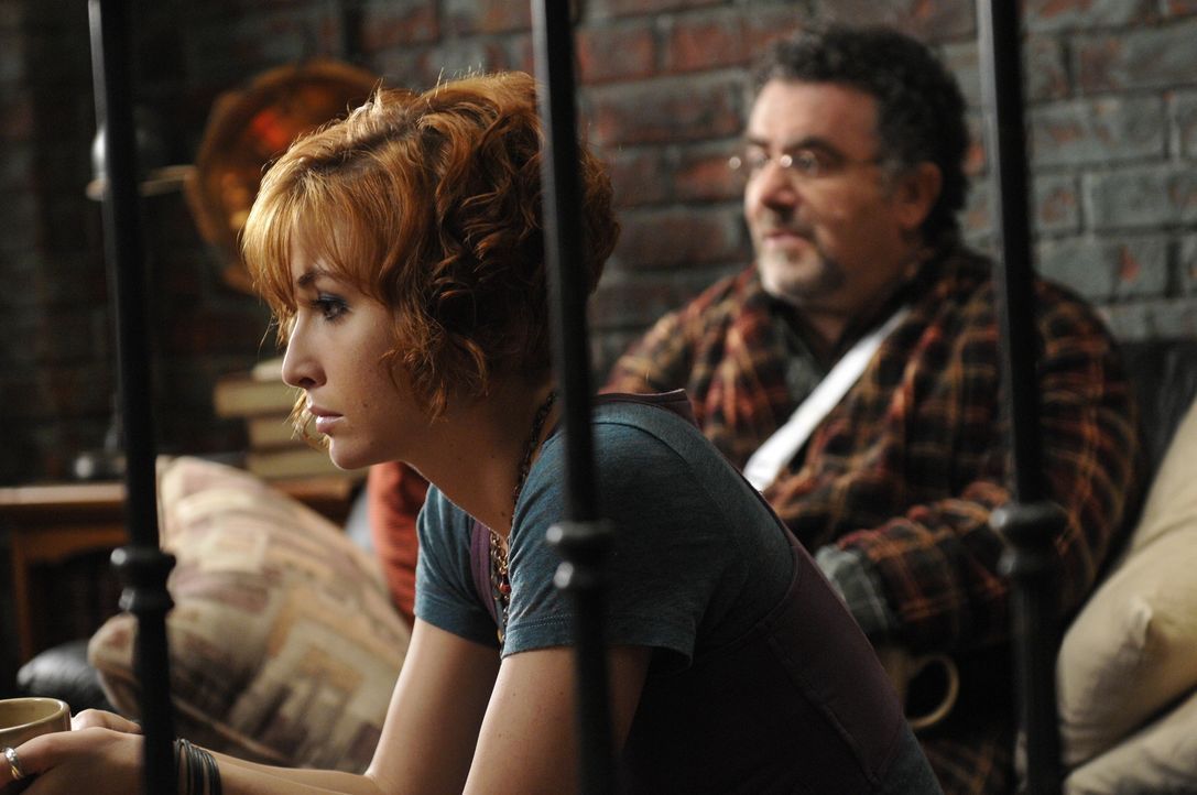 Dass H.G. Wells eine Verräterin ist, hat Claudia (Allison Scagliotti, l.), Artie (Saul Rubinek, r.) und die anderen Mitglieder des Warehouse-Temas s... - Bildquelle: Steve Wilkie SCI FI Channel