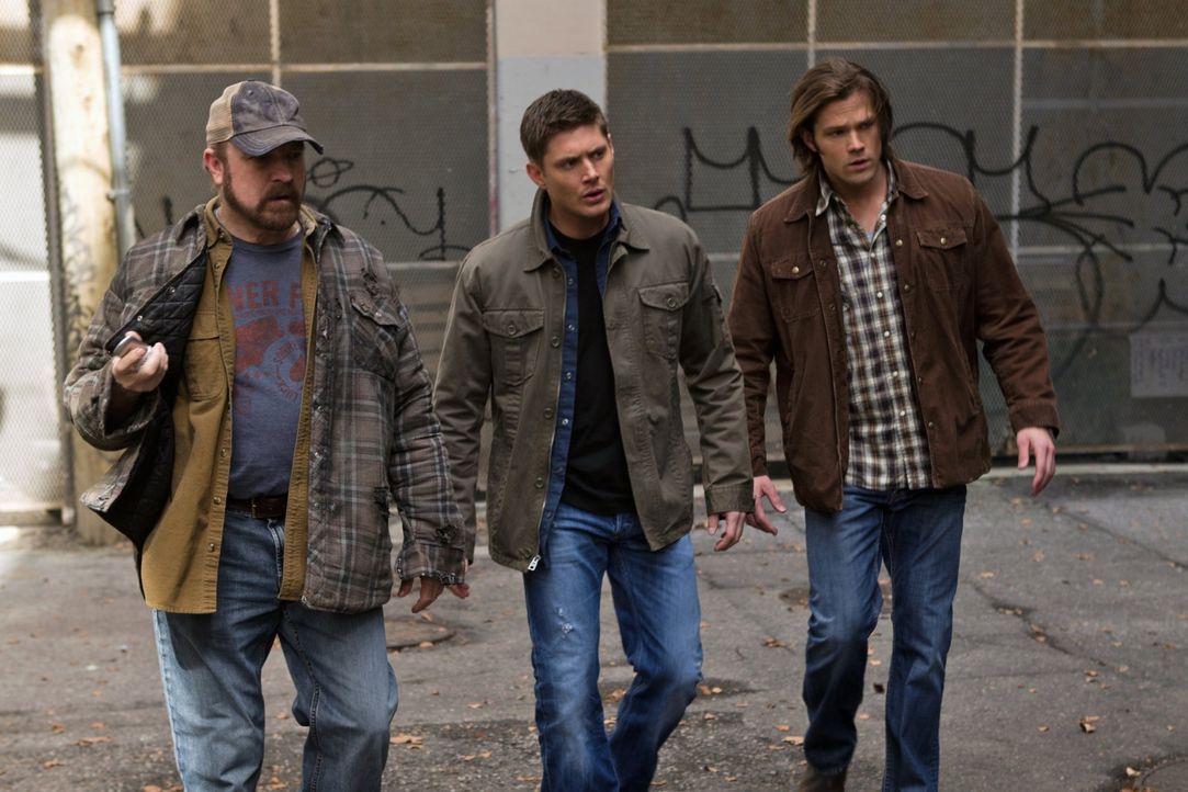 Können Bobby (Jim Beaver, l.), Dean (Jensen Ackles, M.) und Sam (Jared Padalecki, r.) rechtzeitig einschreiten, bevor gefährliche Informationen in d... - Bildquelle: Warner Bros. Television