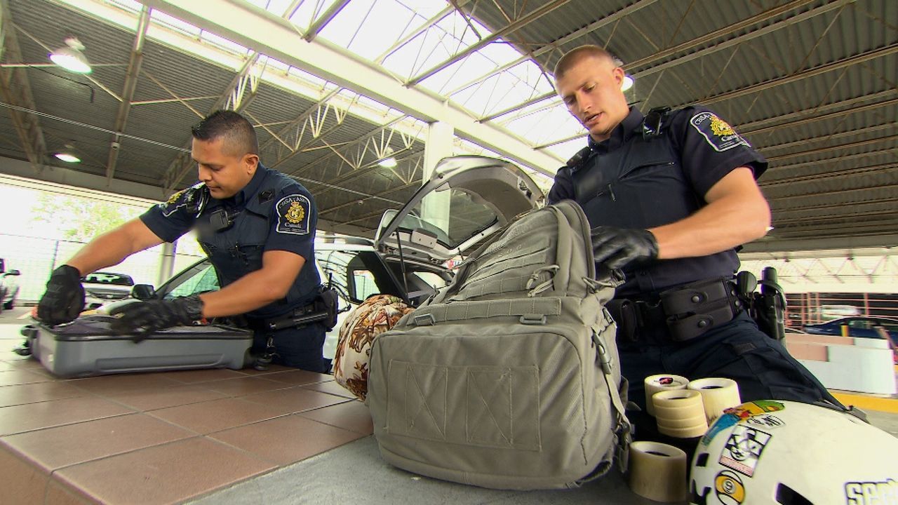 Die Beamten an der kanadischen Grenze haben alle Hände voll zu tun: Viele der 20.000 Reisenden, die täglich nach Kanada einreisen, haben etwas zu ve... - Bildquelle: Force Four Entertainment / BST Media 2 Inc.