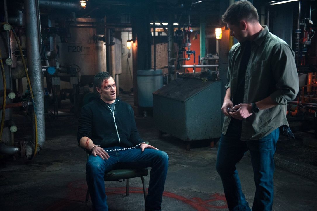 Anders als Dean (Jensen Ackles, r.), scheint Gadreel (Tahmoh Penikett, l.) fest darauf zu setzen, dass ihn sein neuer Anführer aus dem Schlammassel... - Bildquelle: 2013 Warner Brothers