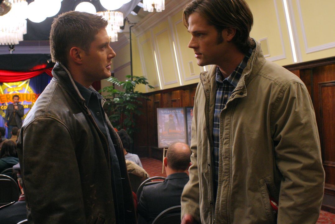 Werden unwissentlich von ihrem größten Fan Becky auf die erste "Supernatural"-Convention eingeladen: Dean (Jensen Ackles, l.) und Sam (Jared Padalec... - Bildquelle: Warner Bros.