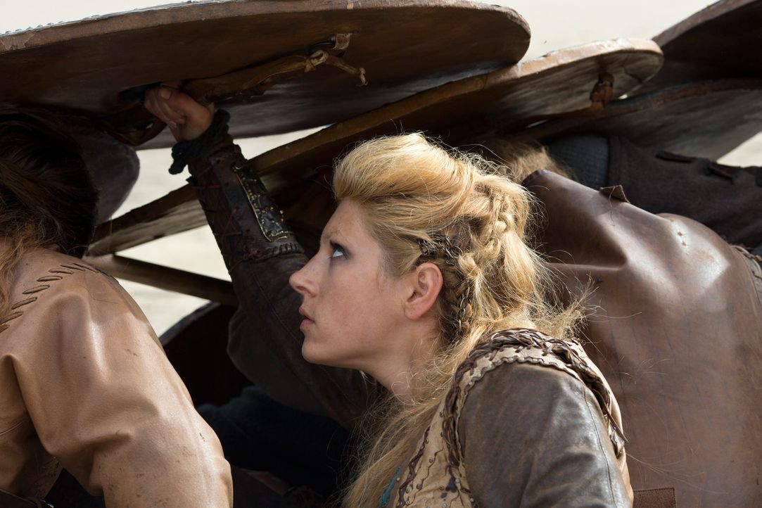 Im Kampfgetümmel: Lagertha (Katheryn Winnick) ... - Bildquelle: 2013 TM TELEVISION PRODUCTIONS LIMITED/T5 VIKINGS PRODUCTIONS INC. ALL RIGHTS RESERVED.
