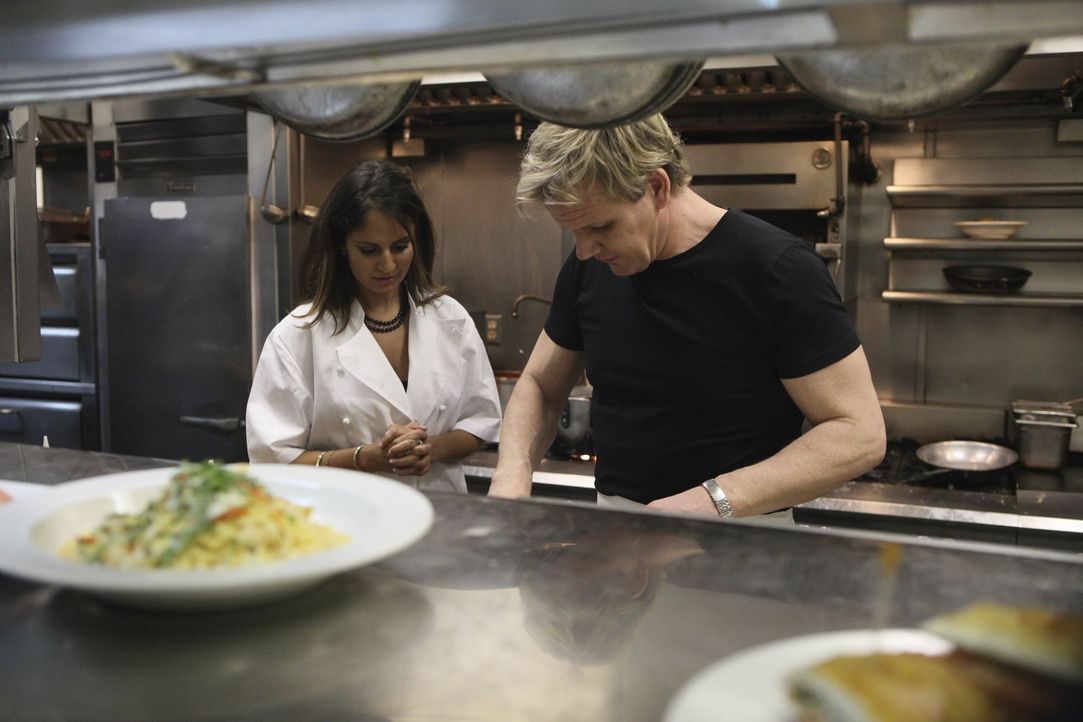 Gordon Ramsay (r.) besucht erneut das Restaurant "Lido", um zu überprüfen, ob seine Ratschläge befolgt wurden ... - Bildquelle: Fox Broadcasting.  All rights reserved.