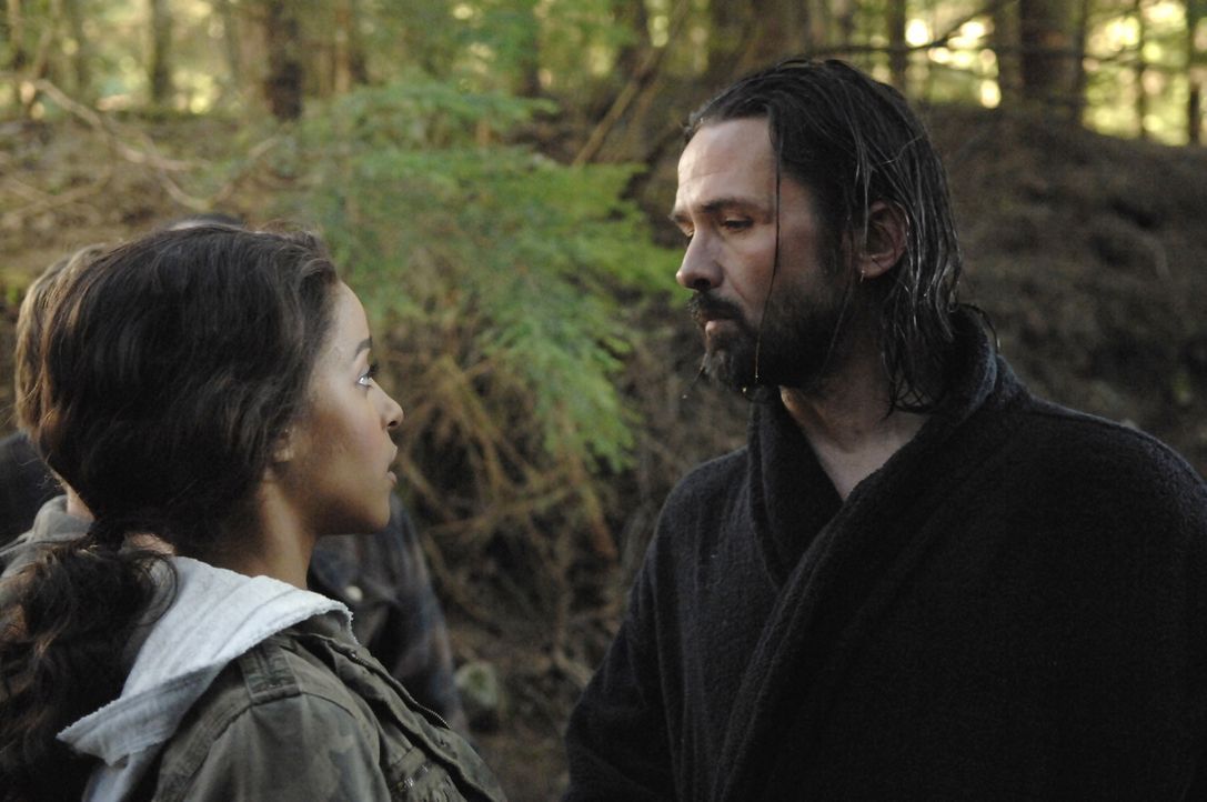 Als Kyle und Isabelle (Megalyn Echikunwoke, l.) auf ihrer Reise Jordan (Bill Campbell, r.) treffen, werden sie von seinen Männern verschleppt und ge... - Bildquelle: Viacom Productions Inc.