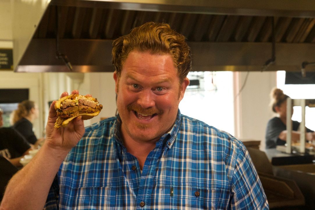 Casey Webb reist nach Charleston, um den Restaurants "Lowcountry Eats" und "Big Billy's Burger Joint" einen kulinarsichen Besuch abzustatten ... - Bildquelle: 2017,The Travel Channel, L.L.C. All Rights Reserved.