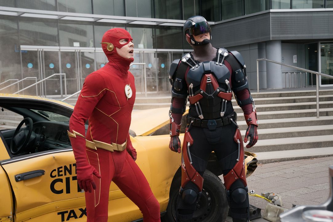 Barry Allen alias The Flash (Grant Gustin, l.); Ray Palmer alias The Atom (Brandon Routh, r.) - Bildquelle: © and TM DC Comics © Warner Bros. Ent. Inc.