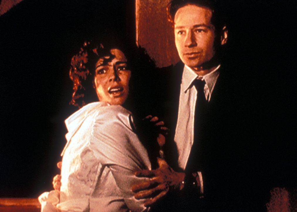Mulder (David Duchovny, r.) hält Ariel Weiss (Justine Miceli, l.) zurück, die sich am liebsten dem Golem ihres ermordeten Verlobten in die  Arme stü... - Bildquelle: TM +   Twentieth Century Fox Film Corporation. All Rights Reserved.