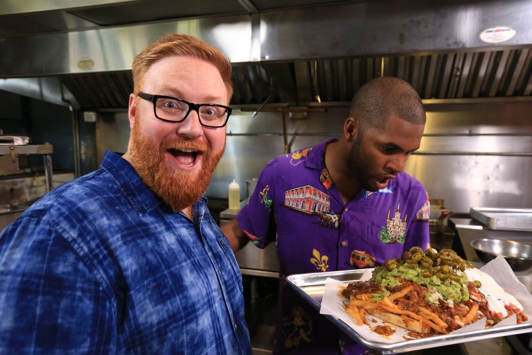 In New Orleans bereitet Josh Denny (l.) mit Küchenchef Jerry (r.) im "Dat Dog" einen "Datzilla" zu: drei Hot Dogs aus Alligator, Krebs und scharfe W... - Bildquelle: 2017,Television Food Network, G.P. All Rights Reserved.