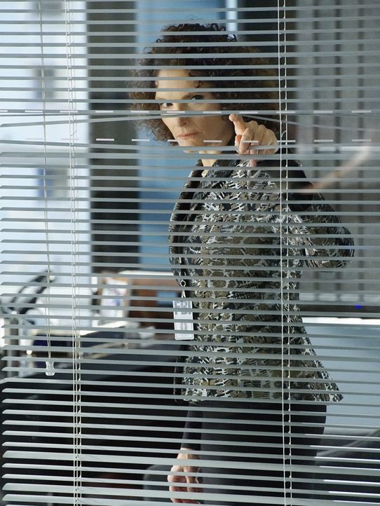 Nach alldem, was gesehen ist, möchte Naz (Mary Elizabeth Mastrantonio) ein Auge auf Brian haben, weshalb er ein neues Büro bekommt ... - Bildquelle: David M. Russell 2016 CBS Broadcasting, Inc. All Rights Reserved