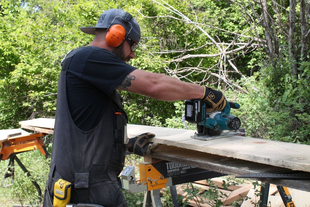 Ka-V (Bild) und seine Baumhaus-Männer bauen in Idaho für ihre Kunden Lynn und Andrew ein spektakuläres Baumhaus, indem sich die Globetrotter von ihr... - Bildquelle: 2016,DIY Network/Scripps Networks, LLC. All Rights Reserved