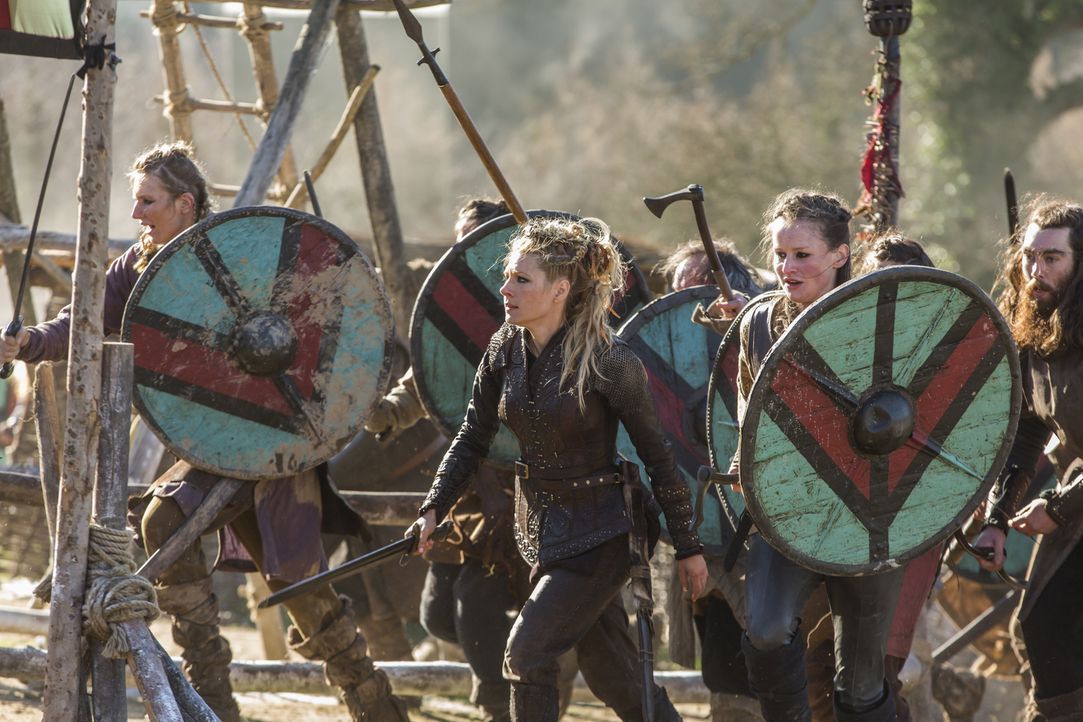 Kattegat wird von einer geheimnisvollen Schar von Krieger überfallen. Lagertha (Katheryn Winnick, M.) und ihre Schildmaiden nehmen den Kampf auf und... - Bildquelle: 2016 TM PRODUCTIONS LIMITED / T5 VIKINGS III PRODUCTIONS INC. ALL RIGHTS RESERVED.