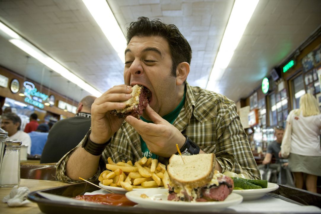 Als besondere Herausforderung muss Adam in nur einer Stunde drei Liter Milchshake und ein gigantisches Sandwich mit viel Fleisch verdrücken. Ob das... - Bildquelle: 2008, The Travel Channel, L.L.C.