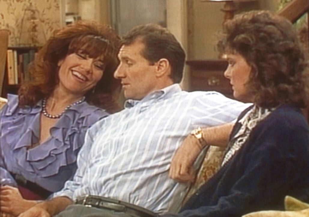 Flankiert von Peggy (Katey Sagal, l.) und Marcy (Amanda Bearse, r.), gefällt sich Al (Ed O'Neill) als Fachmann für Sexualprobleme. - Bildquelle: Sony Pictures Television International. All Rights Reserved.