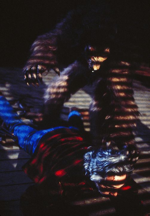 Der Rancher Jim Parker (Donnelly Rhodes, liegend) wird von dem werwolfähnlichen Wesen angegriffen ... - Bildquelle: TM +   2000 Twentieth Century Fox Film Corporation. All Rights Reserved.