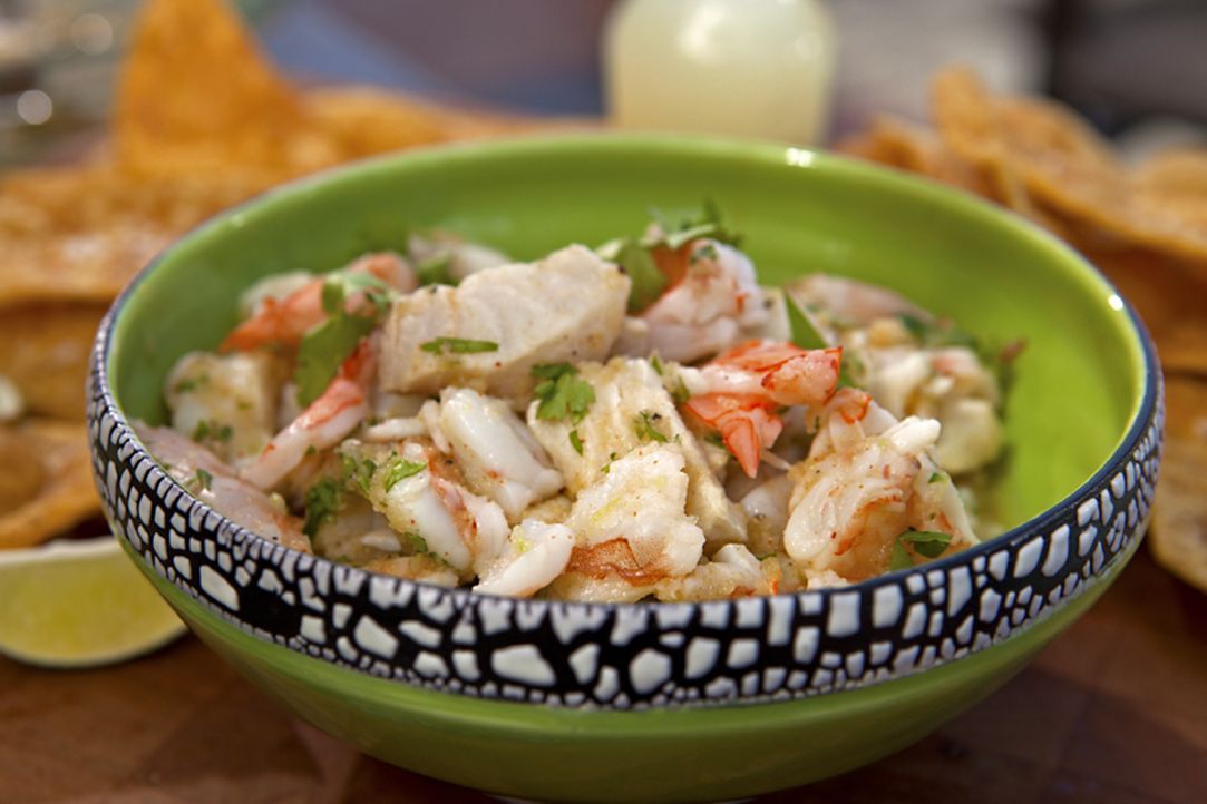 Für seine Fisch Fiesta zaubert Guy Fieri einen Salat, der Shrimps und Mahi Mahi, einem besonders geschmackvollem, festen Fischfilet, beinhaltet ... - Bildquelle: 2012, Television Food Network, G.P. All Rights Reserved.