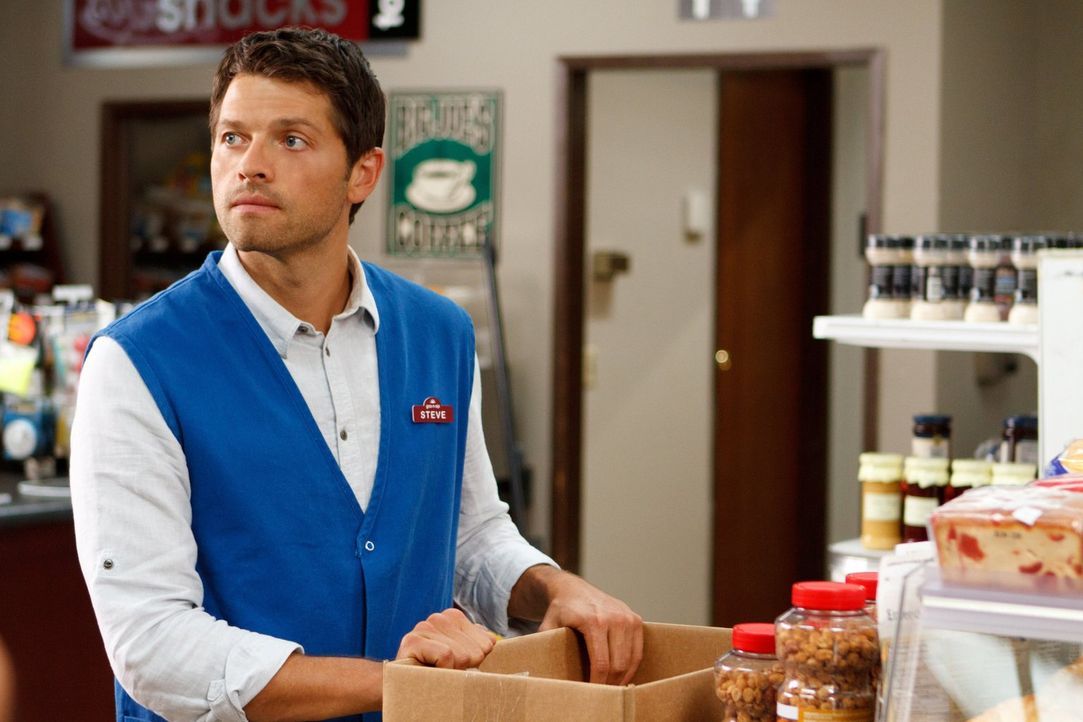 Eigentlich könnte Castiel (Misha Collins) als Angestellter eines Gas-N-Sip ein relativ normales Leben führen, doch dann verschwinden in der Nähe imm... - Bildquelle: 2013 Warner Brothers